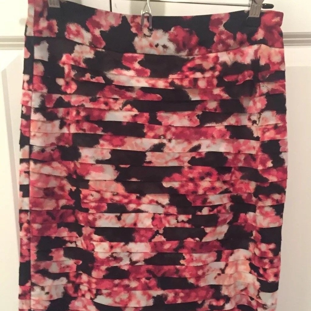 NWT White House Black Market Tier Pencil Skirt 00